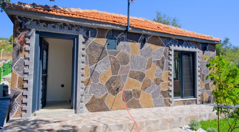 Büyükhusun Sahili'nde Satılık 700 m² Zeytinlik İçinde Resmi Ev