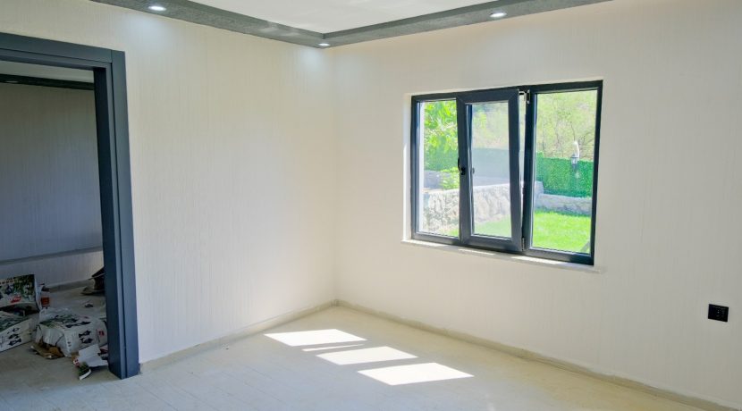 Büyükhusun Sahili'nde Satılık 700 m² Zeytinlik İçinde Resmi Ev