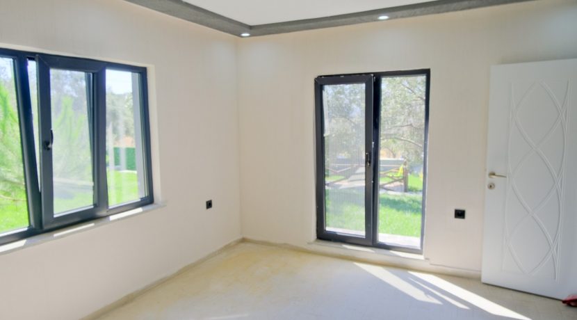 Büyükhusun Sahili'nde Satılık 700 m² Zeytinlik İçinde Resmi Ev