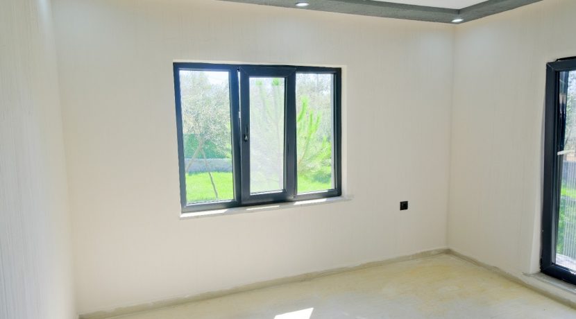 Büyükhusun Sahili'nde Satılık 700 m² Zeytinlik İçinde Resmi Ev