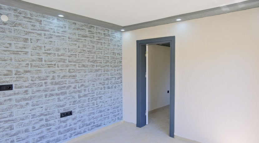 Büyükhusun Sahili'nde Satılık 700 m² Zeytinlik İçinde Resmi Ev