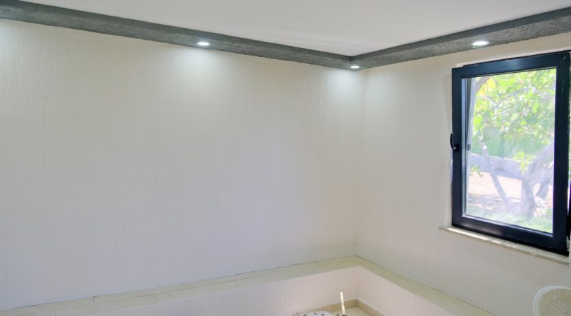 Büyükhusun Sahili'nde Satılık 700 m² Zeytinlik İçinde Resmi Ev