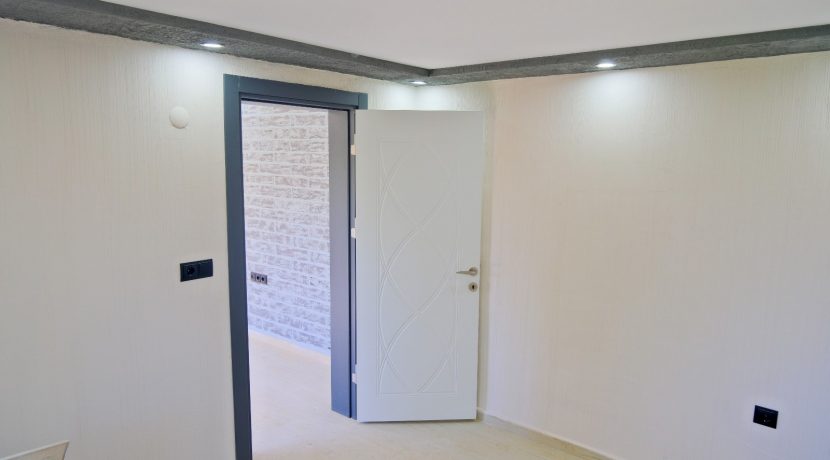 Büyükhusun Sahili'nde Satılık 700 m² Zeytinlik İçinde Resmi Ev