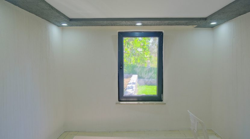 Büyükhusun Sahili'nde Satılık 700 m² Zeytinlik İçinde Resmi Ev