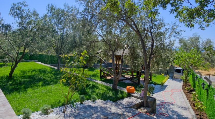 Büyükhusun Sahili'nde Satılık 700 m² Zeytinlik İçinde Resmi Ev