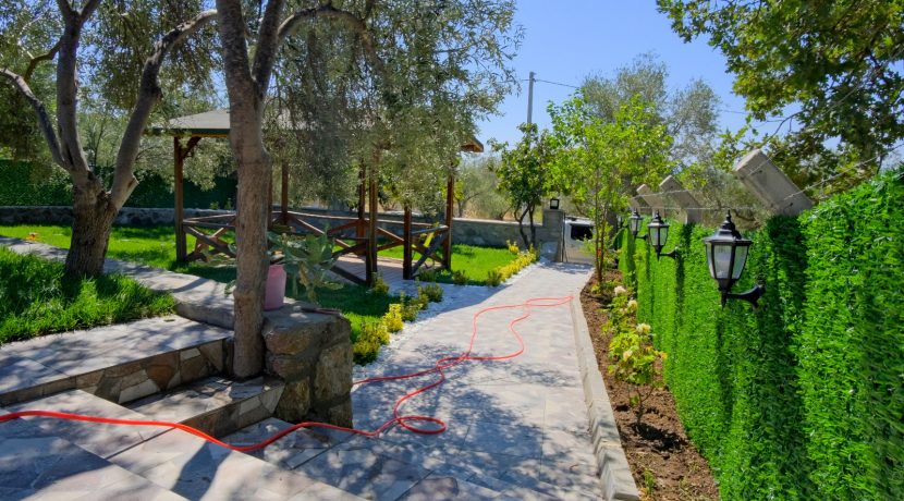 Büyükhusun Sahili'nde Satılık 700 m² Zeytinlik İçinde Resmi Ev (21)