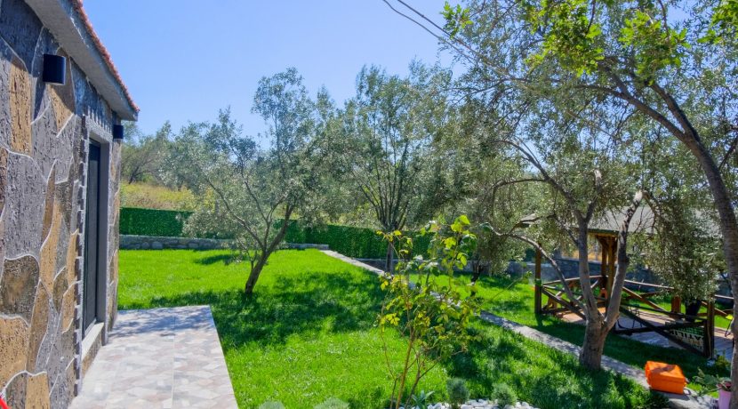 Büyükhusun Sahili'nde Satılık 700 m² Zeytinlik İçinde Resmi Ev