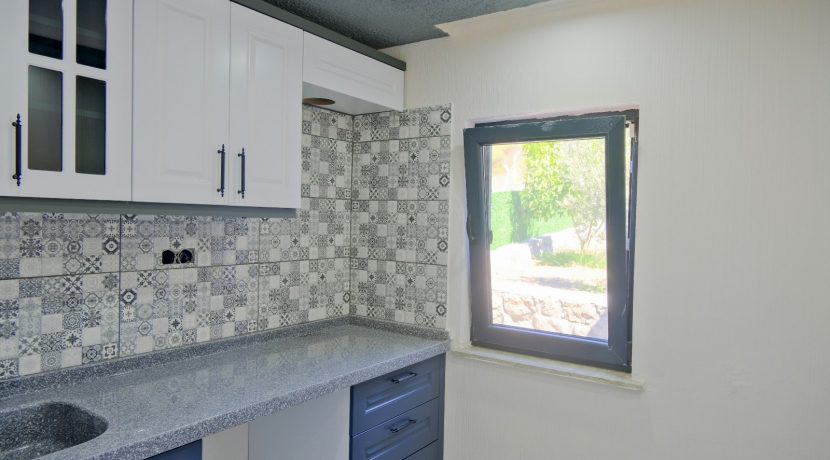 Büyükhusun Sahili'nde Satılık 700 m² Zeytinlik İçinde Resmi Ev