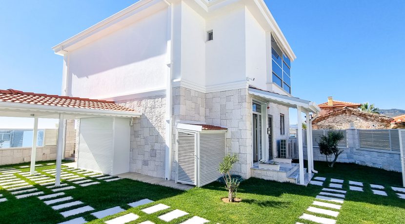 Narlı Sahilinde Satılık Denize Sıfır Lüks Villa (1)