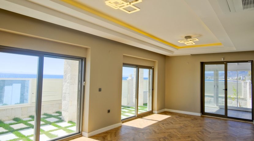 Narlı Sahilinde Satılık Denize Sıfır Lüks Villa (16)