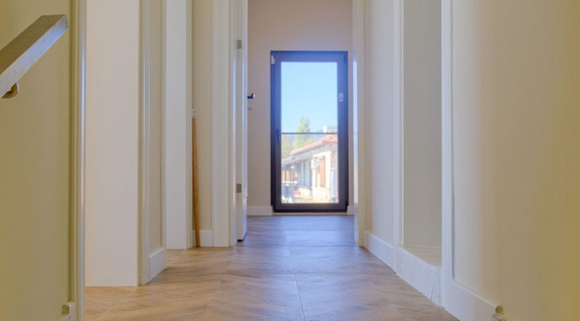 Narlı Sahilinde Satılık Denize Sıfır Lüks Villa (20)