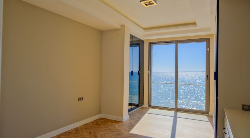 Narlı Sahilinde Satılık Denize Sıfır Lüks Villa (21)