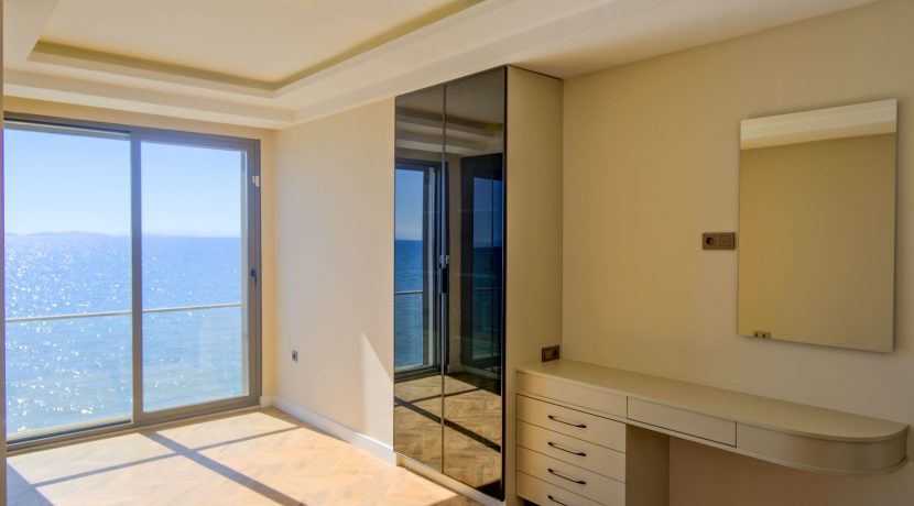 Narlı Sahilinde Satılık Denize Sıfır Lüks Villa (22)