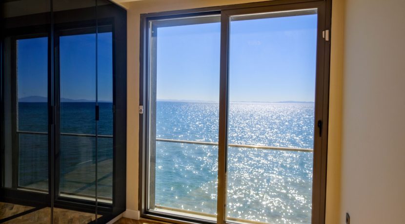 Narlı Sahilinde Satılık Denize Sıfır Lüks Villa (23)