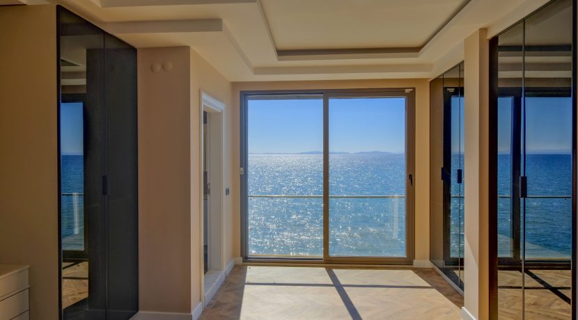 Narlı Sahilinde Satılık Denize Sıfır Lüks Villa (24)