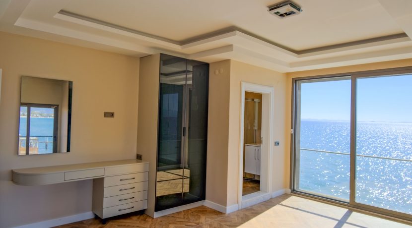 Narlı Sahilinde Satılık Denize Sıfır Lüks Villa (25)