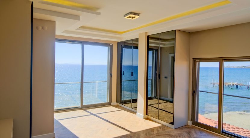 Narlı Sahilinde Satılık Denize Sıfır Lüks Villa (29)