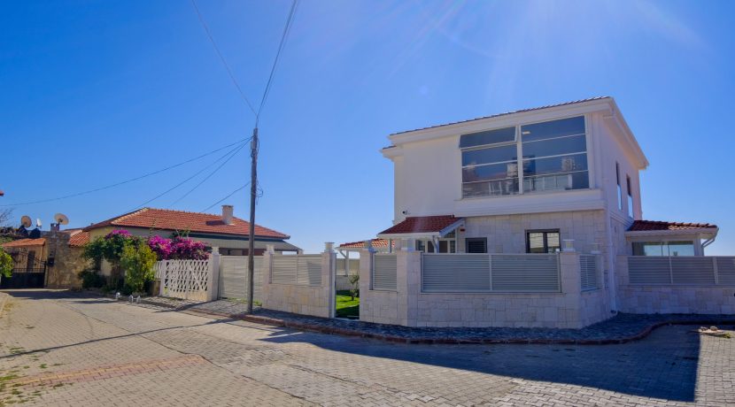 Narlı Sahilinde Satılık Denize Sıfır Lüks Villa (3)