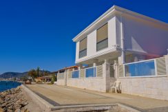 Narlı Sahilinde Satılık Denize Sıfır Lüks Villa