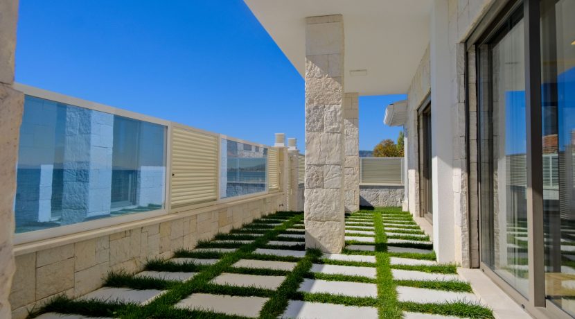 Narlı Sahilinde Satılık Denize Sıfır Lüks Villa (7)