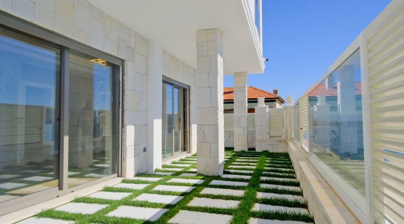 Narlı Sahilinde Satılık Denize Sıfır Lüks Villa (9)