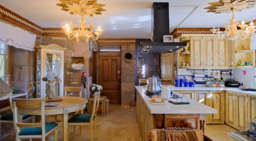 Küçükkuyu'da Satılık Mimari Harikası Taş Ev (12)