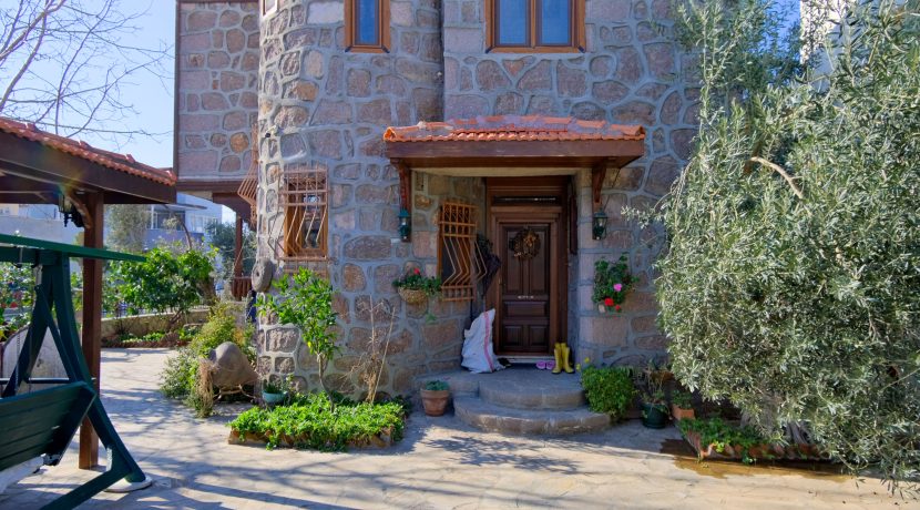 Küçükkuyu'da Satılık Mimari Harikası Taş Ev (32)