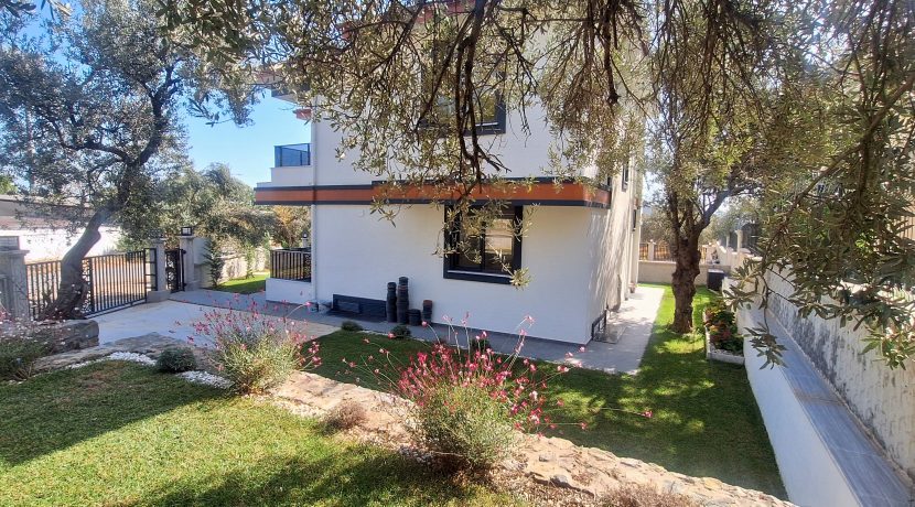 Güre’de Satılık 6+2 Tripleks Lüks Tam Müstakil Villa