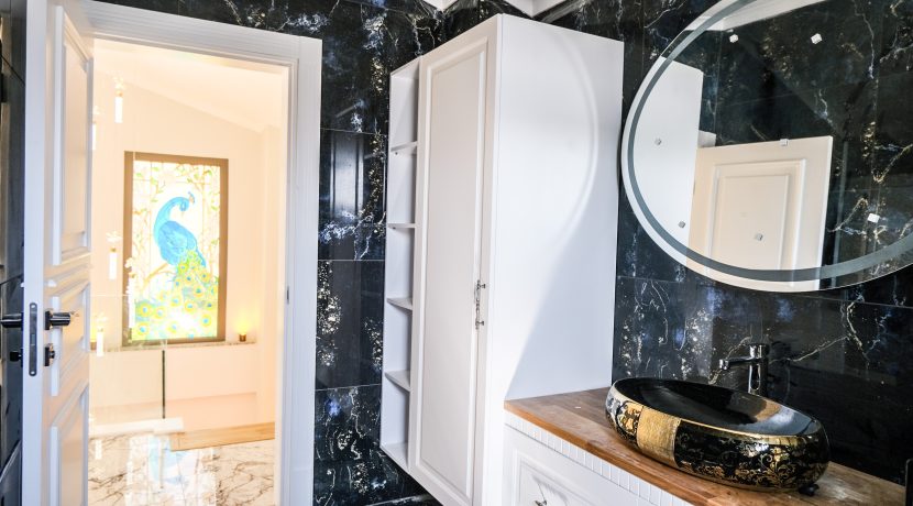 Narlı Mahallesi’nde Satılık Sıfır 5+1 Ultra lüks Akıllı Villa