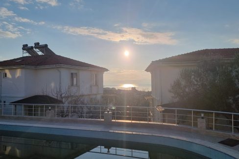 Küçükkuyu’da Site İçerisinde Eşyalı Kiralık 2+1 Daire