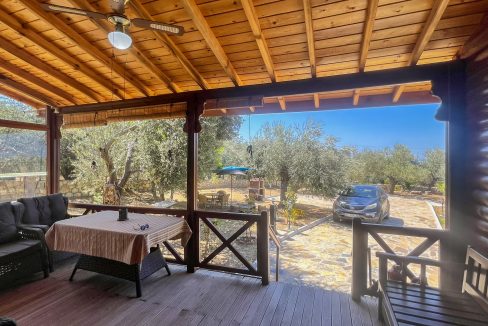 Arıklı Sahili'nde Satılık 2+1 Ahşap Ev ve Zeytinlik (21)