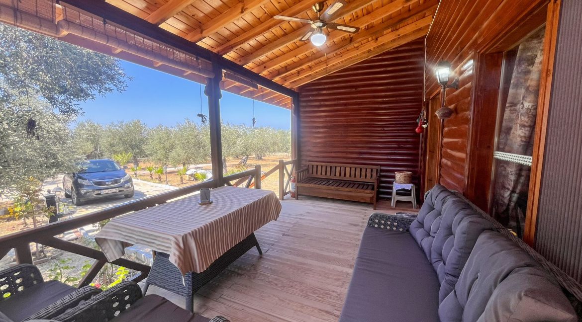 Arıklı Sahili'nde Satılık 2+1 Ahşap Ev ve Zeytinlik (7)