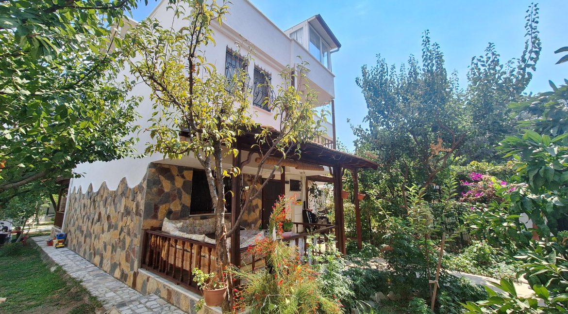 Narlı’da Doğa İçerisinde Satılık Tripleks Villa