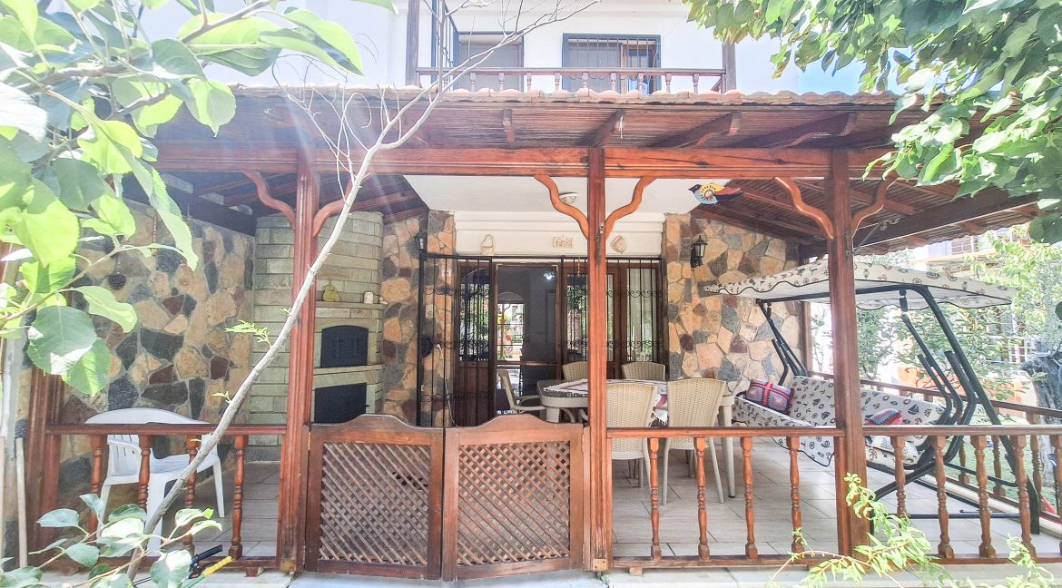 Narlı’da Doğa İçerisinde Satılık Tripleks Villa