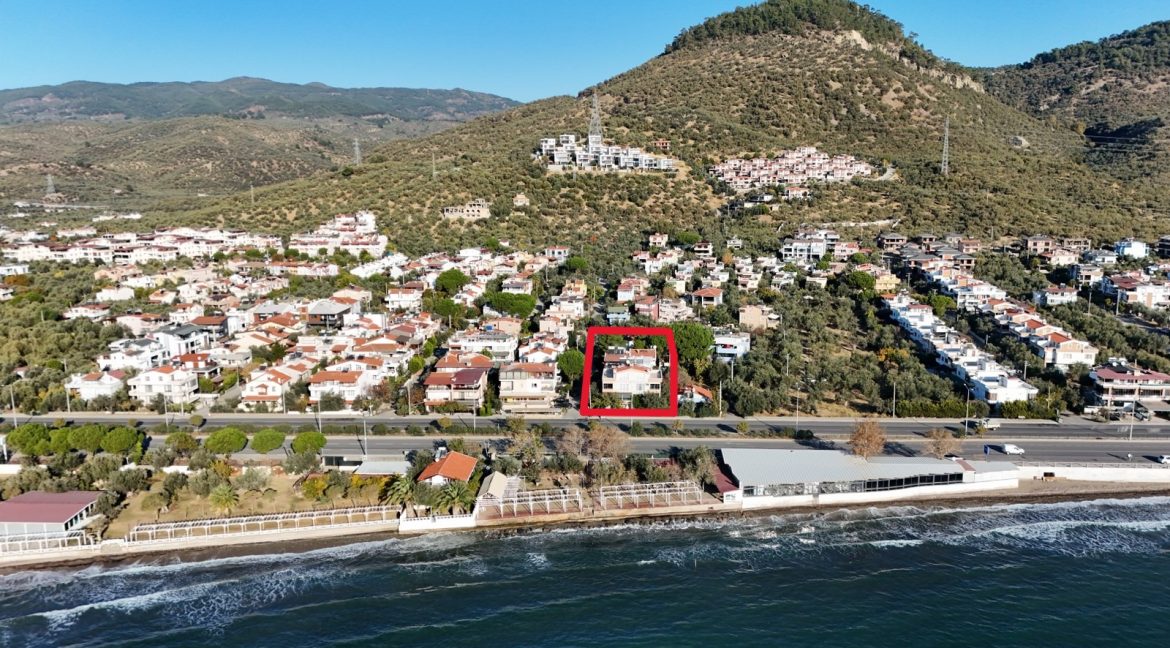 Küçükkuyu'da Satılık Özel Plajlı Müstakil Bina