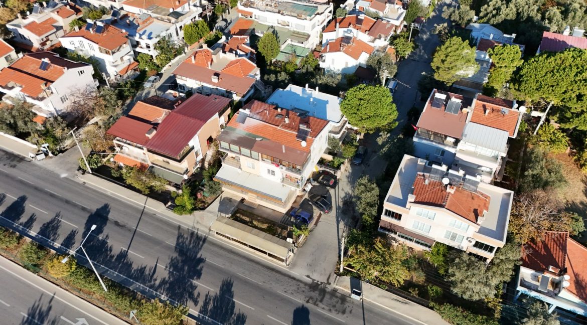 Küçükkuyu'da Satılık Özel Plajlı Müstakil Bina