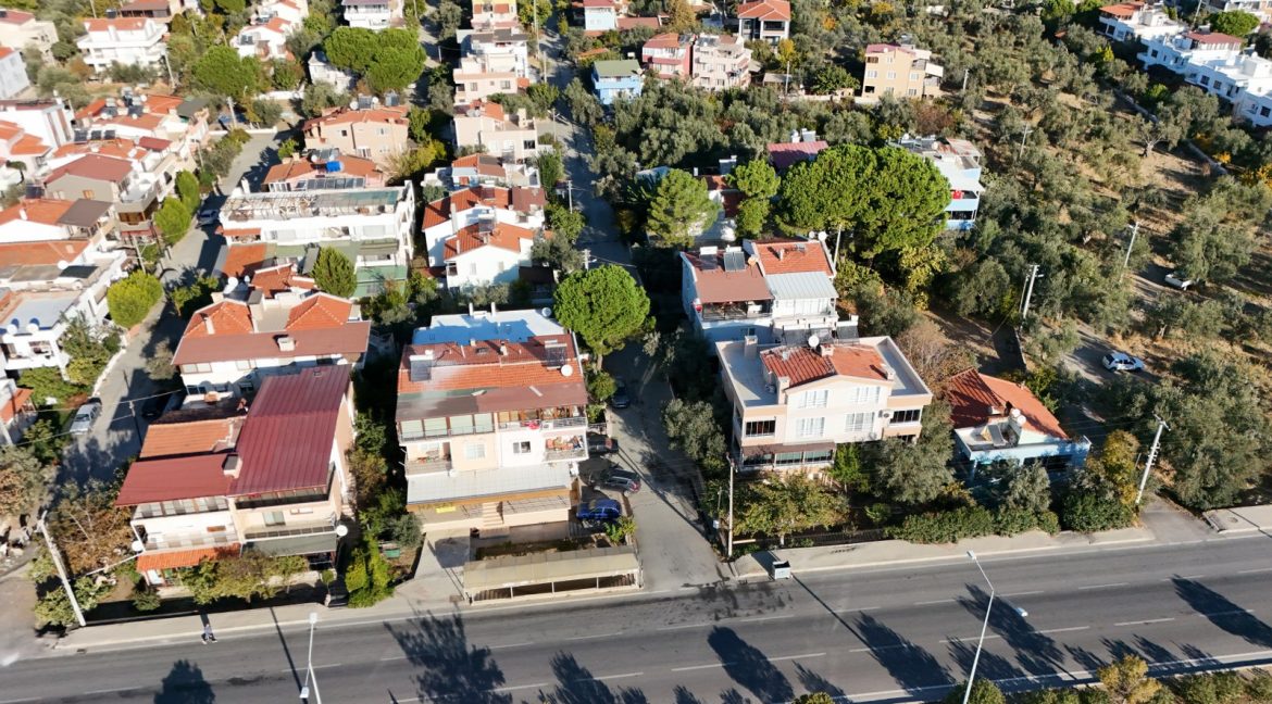 Küçükkuyu'da Satılık Özel Plajlı Müstakil Bina