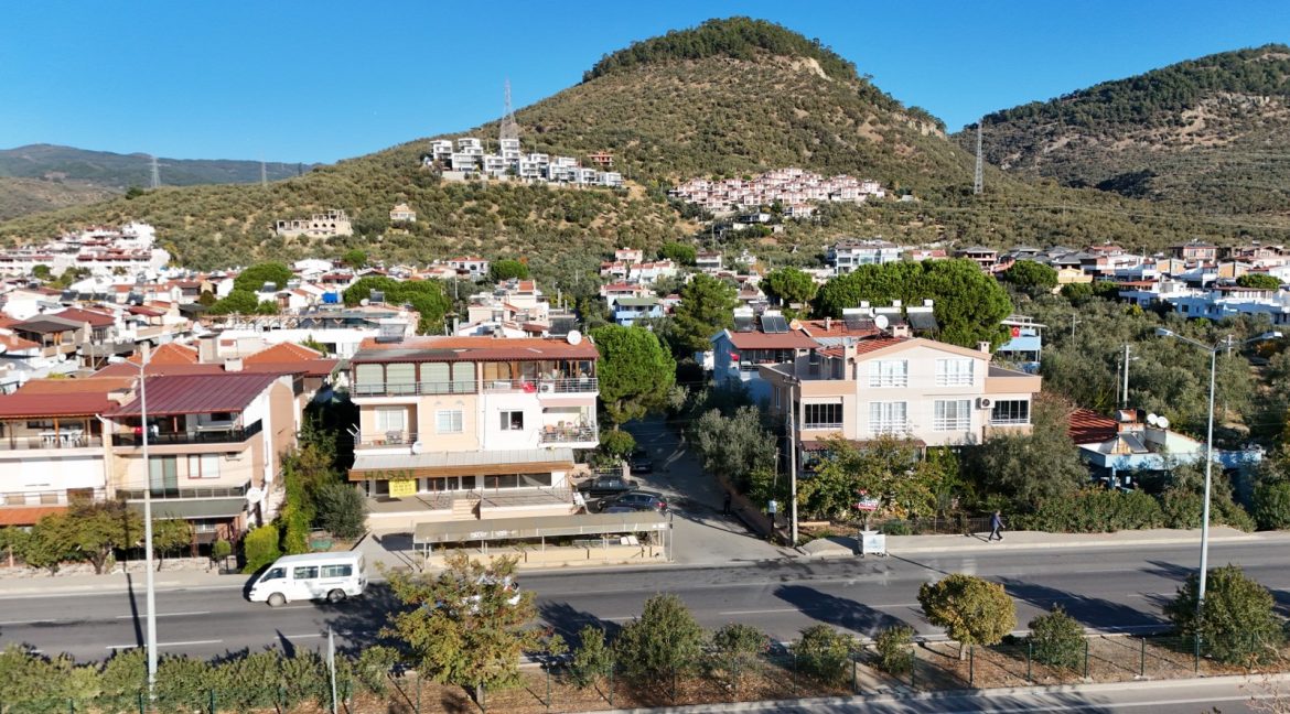 Küçükkuyu'da Satılık Özel Plajlı Müstakil Bina