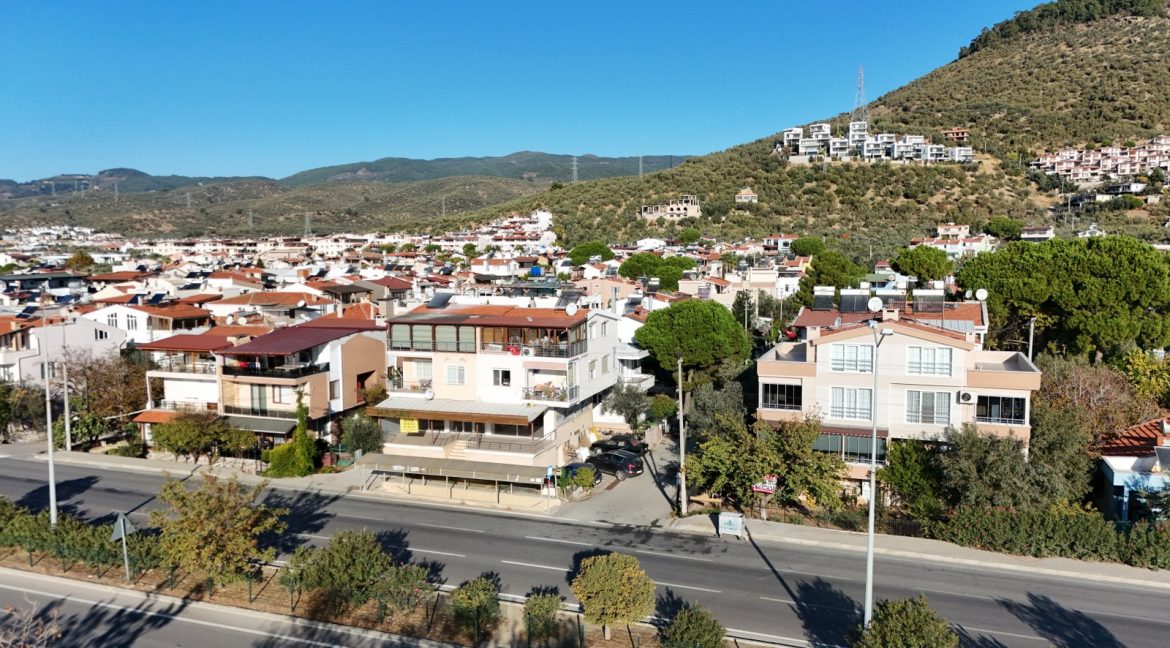 Küçükkuyu'da Satılık Özel Plajlı Müstakil Bina