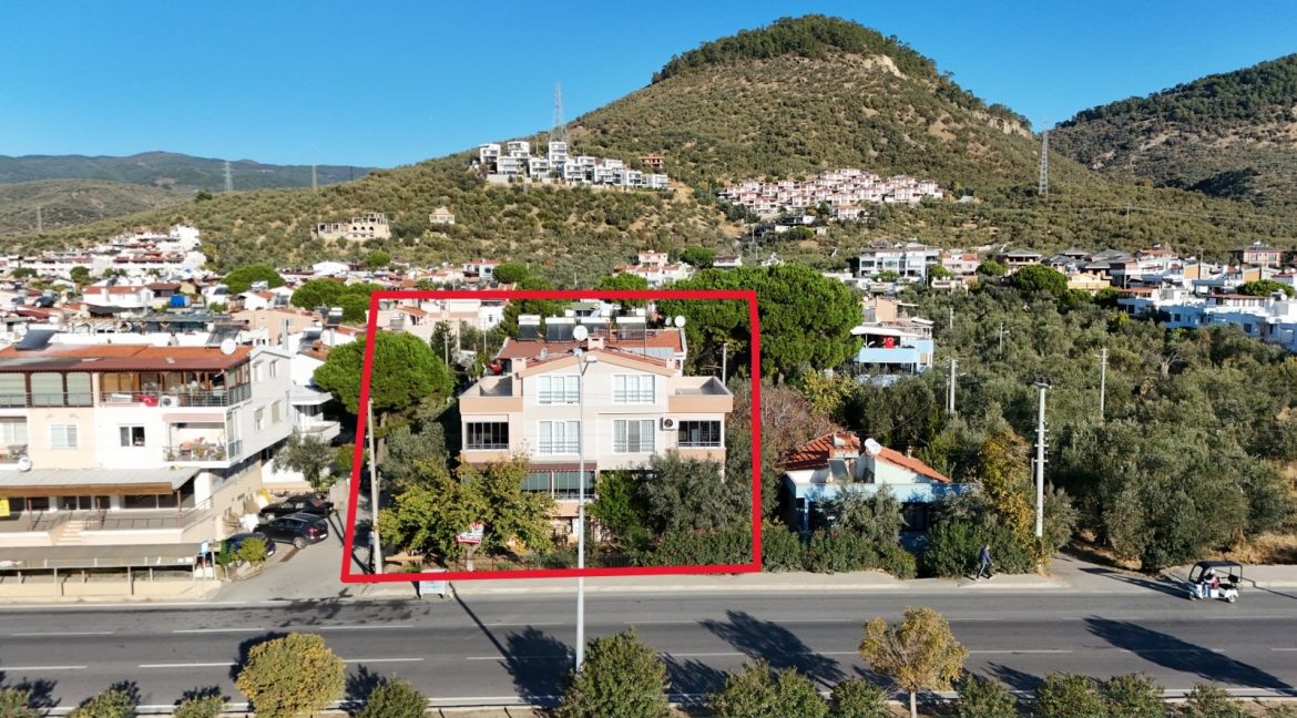 Küçükkuyu'da Satılık Özel Plajlı Müstakil Bina