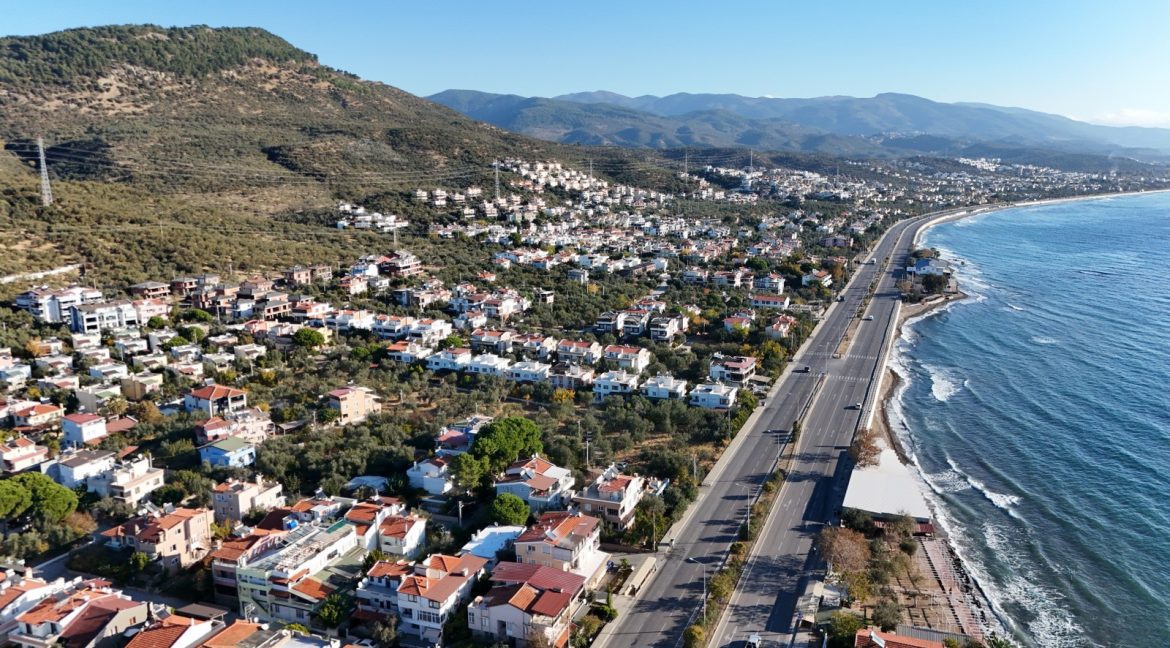 Küçükkuyu'da Satılık Özel Plajlı Müstakil Bina