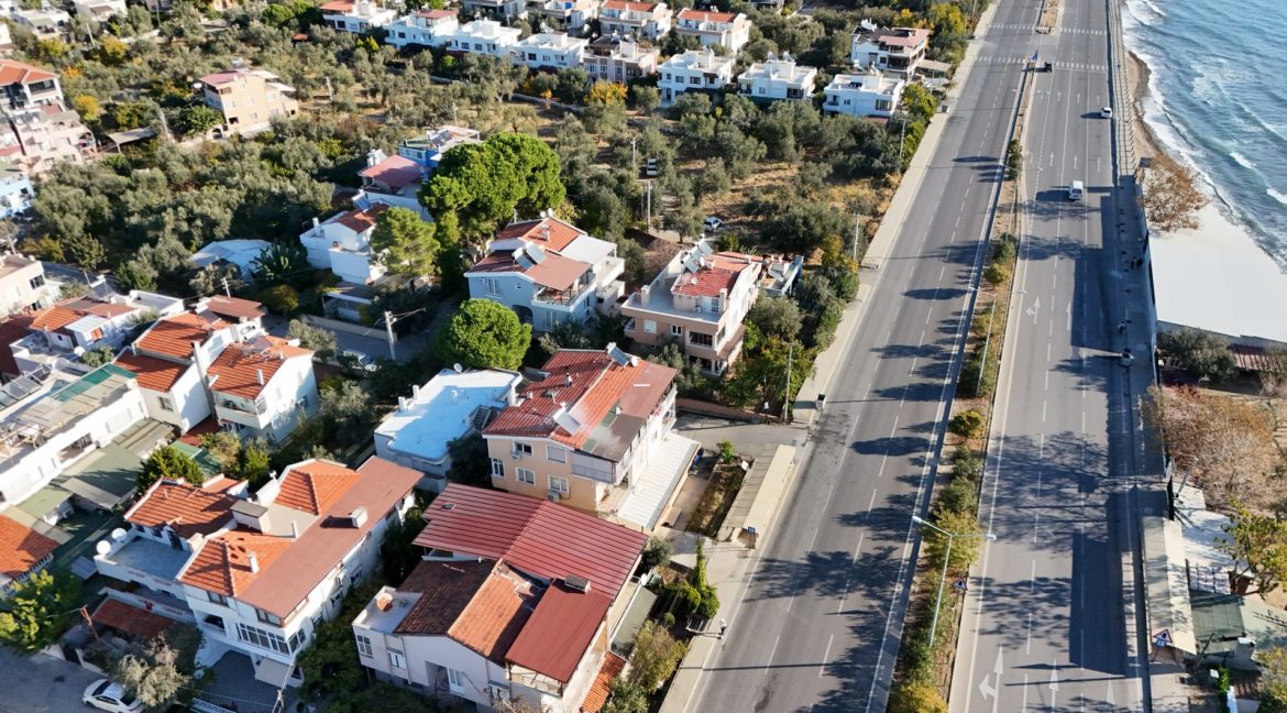 Küçükkuyu'da Satılık Özel Plajlı Müstakil Bina