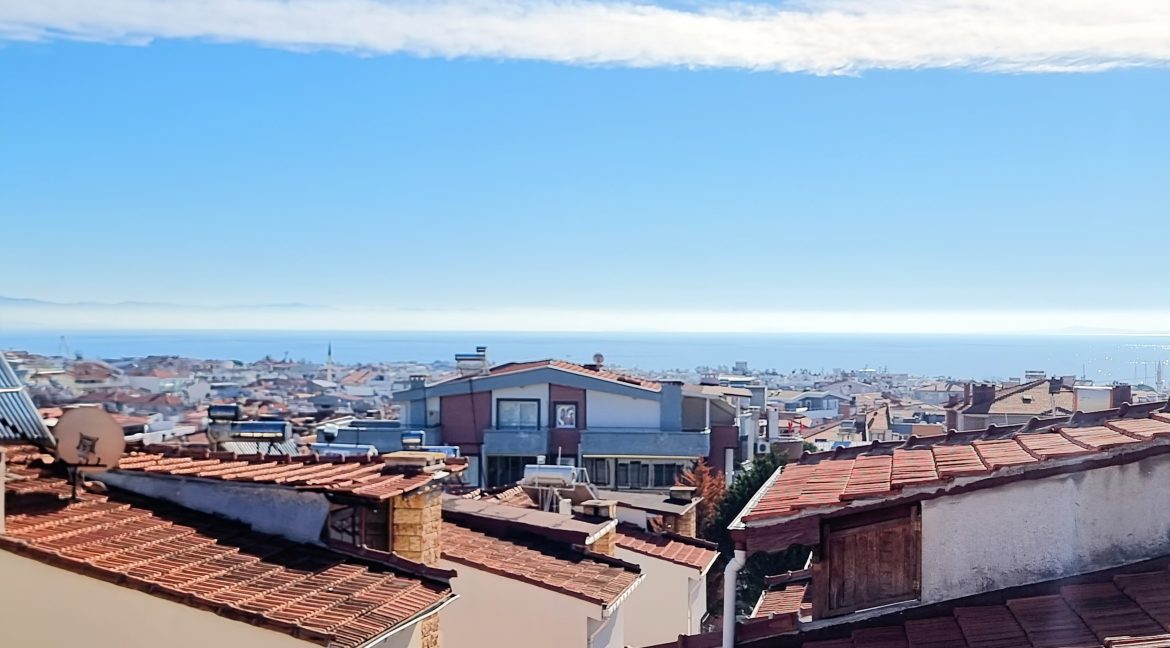 Küçükkuyu'da Satılık Bahçeli Manzaralı Tripleks