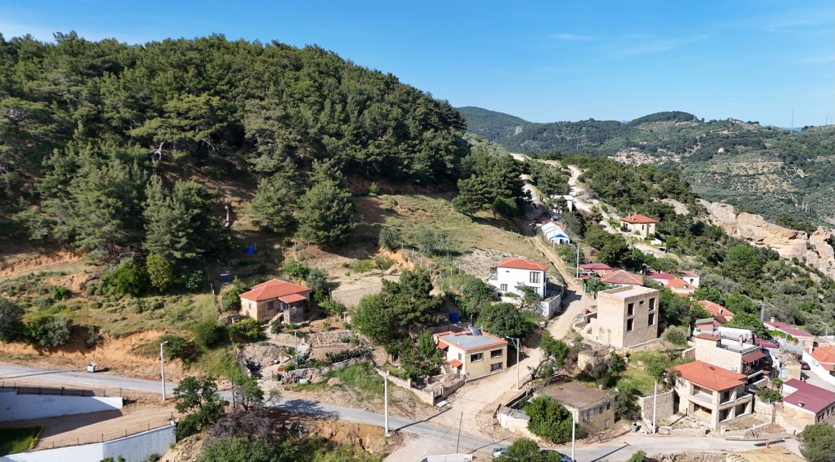 Arıklı Kanyonunda Deniz ve Doğa Manzaralı Taş Ev