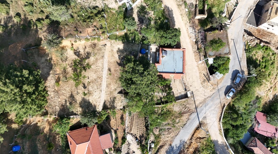 Arıklı Kanyonunda Deniz ve Doğa Manzaralı Taş Ev