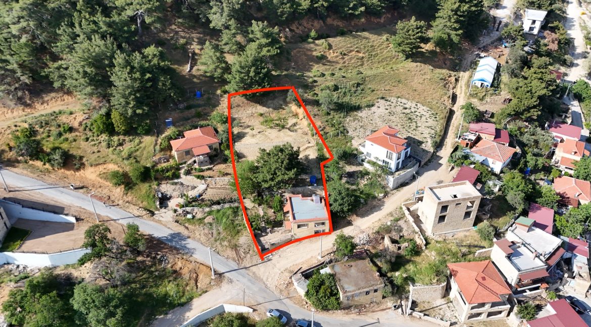 Arıklı Kanyonunda Deniz ve Doğa Manzaralı Taş Ev