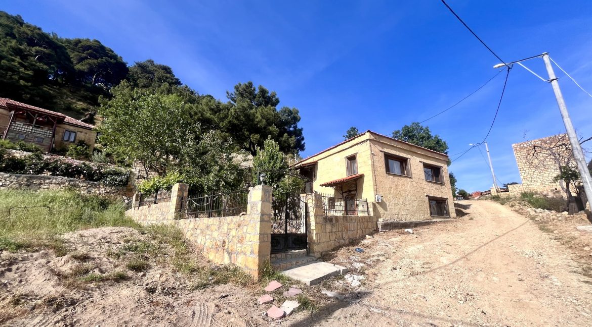 Arıklı Kanyonunda Deniz ve Doğa Manzaralı Taş Ev