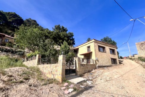 Arıklı Kanyonunda Deniz ve Doğa Manzaralı Taş Ev