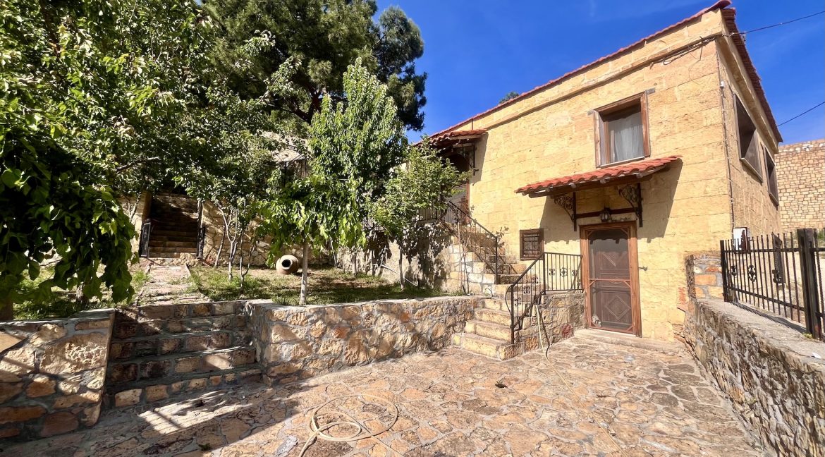 Arıklı Kanyonunda Deniz ve Doğa Manzaralı Taş Ev