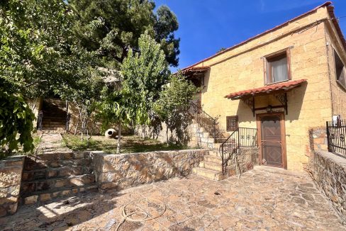 Arıklı Kanyonunda Deniz ve Doğa Manzaralı Taş Ev